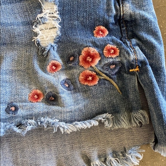 American Rag Floral Shorts - Picture 3 of 3